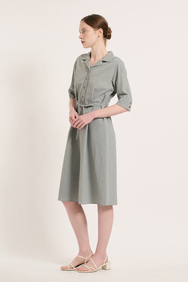 [25SU] 체크 패턴 벨티드 반소매 원피스는 가볍고 부드러운 소재로 제작되어 편안한 착용감을 선사하며, 라이트 그레이 색상에 우아하고 클래식한 체크 패턴이 돋보입니다. A라인 치마핏과 벨트 허리선 디자인으로 여성스러운 실루엣을 연출하며, 칼라 네크라인과 버튼 디테일이 더해져 고급스러운 분위기를 자아냅니다. 일상 생활에서 세련된 스타일을 완성할 수 있는 여름 시즌 여성용 반소매 원피스입니다.
