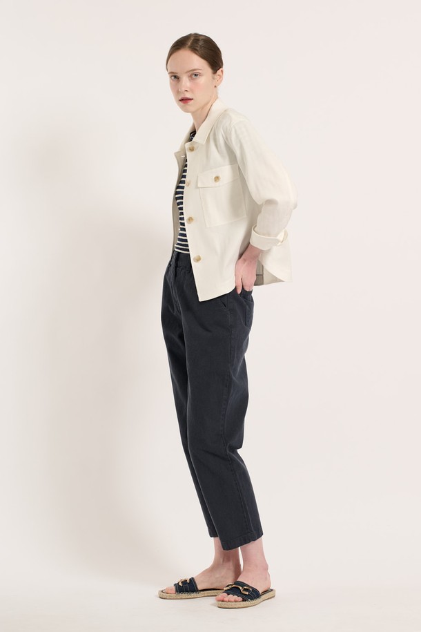 [25SU] 투 포켓 패치 자켓은 화이트 색상의 여성용 여름 자켓으로, 클래식하고 세련된 무드를 연출합니다. 무지 패턴의 레귤러 핏 디자인에 폴리에스터, 면, 마, 폴리우레탄 혼방 소재를 사용하여 얇고 계절에 구애받지 않는 착용감을 선사하며, 투 포켓 패치 디테일과 버튼 여밈 방식으로 단정함을 더했습니다. 긴소매 디자인으로 일상에서 활용하기 좋습니다.
