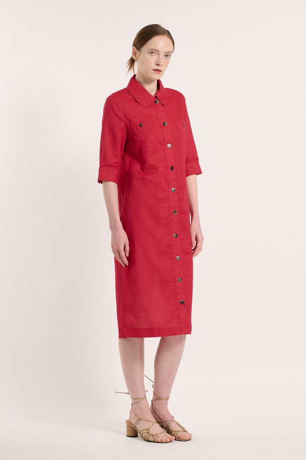 [25SU] 린넨 블렌드 원피스 - DARK RED는 여름철 데일리 또는 특별한 날에 어울리는 여성용 원피스입니다. 다크 레드 색상의 무지 패턴으로, 마와 면 혼방 소재로 제작되어 부드러운 촉감을 제공하며, 슬림핏과 7부 소매, 곡선형 칼라 디자인이 특징입니다. 면과 폴리에스터 안감, 버튼, 허리 절개선, 포켓 디테일이 더해진 클래식 스타일의 린넨 블렌드 원피스입니다.
