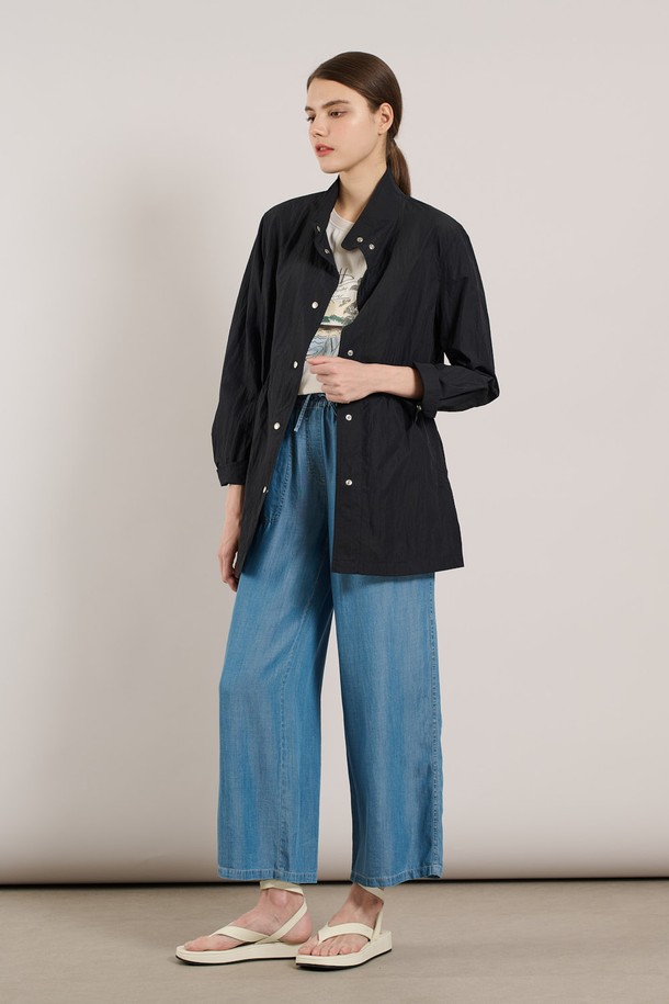 [25SU] 하이넥 사파리형 점퍼는 다크 네이비 색상의 여성용 간절기 아우터입니다. 면, 나일론 혼방 소재로 부드러운 촉감을 제공하며, 하이넥 디자인과 허리라인 스트링 디테일로 여성스러운 실루엣을 연출합니다. 가벼운 소재감의 레귤러 핏 점퍼로, 데일리 및 캐주얼 스타일로 활용하기 좋습니다.
