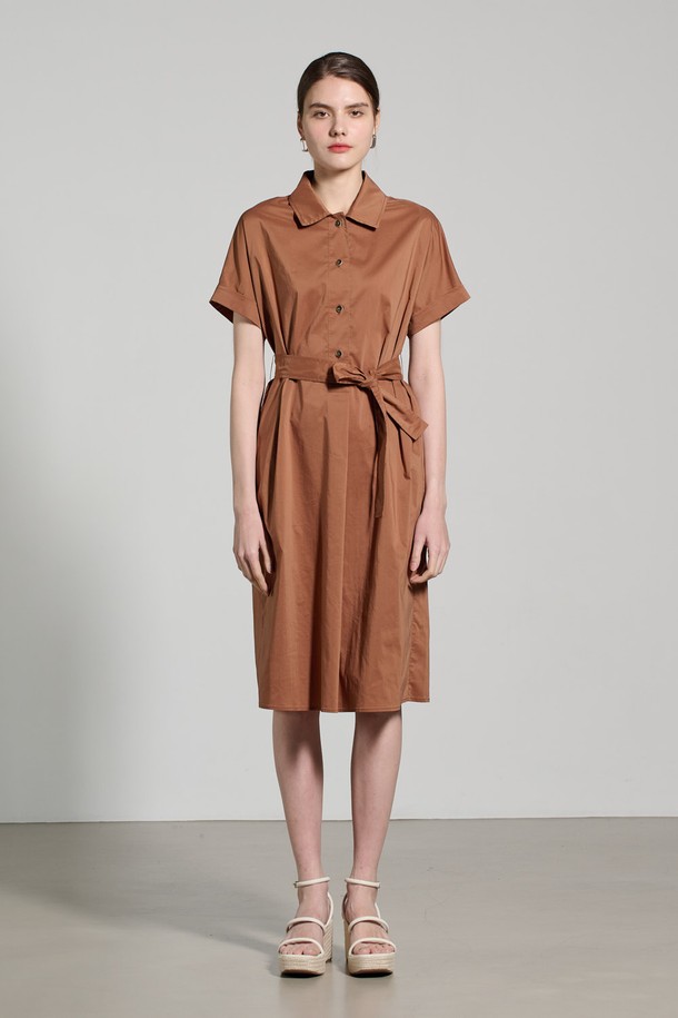 [25SU] 스탠카라 튜닉 원피스 - BRICK A5M3O67127은 면 70%와 폴리에스터 30% 혼방 소재로 제작된 여성용 여름 원피스입니다. 브릭 색상의 스탠드칼라 디자인과 허리 벨트, 버튼 디테일이 돋보이며, 편안한 핏과 살짝 드롭되는 반소매 디자인이 세련된 무드를 연출합니다. 데일리룩으로 활용하기 좋은 무지 패턴의 튜닉 스타일 원피스입니다.
