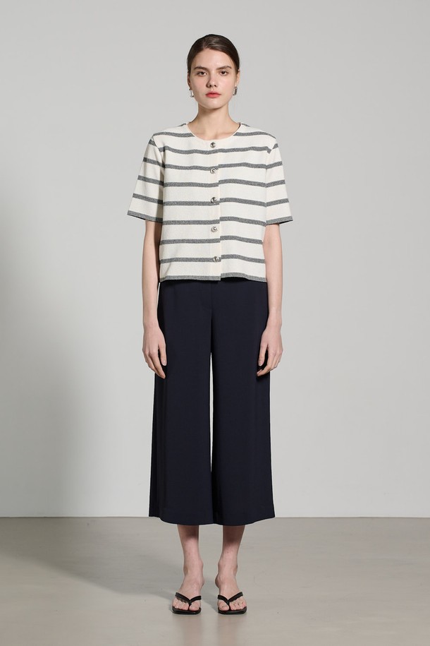 [25SU] 모던 스트라이프 가디건은 깔끔한 아이보리 톤과 조직감 있는 편직이 돋보이는 여성용 반소매 니트입니다. 부드러운 면, 폴리에스터, 나일론 혼방 소재로 제작되어 촉감이 좋으며, 박시한 핏으로 여유로운 실루엣을 연출합니다. 라운드넥 디자인에 스트라이프 패턴이 더해져 모던한 무드를 자아내며, 다양한 이너와 레이어링하여 일상에서 활용하기 좋습니다.
