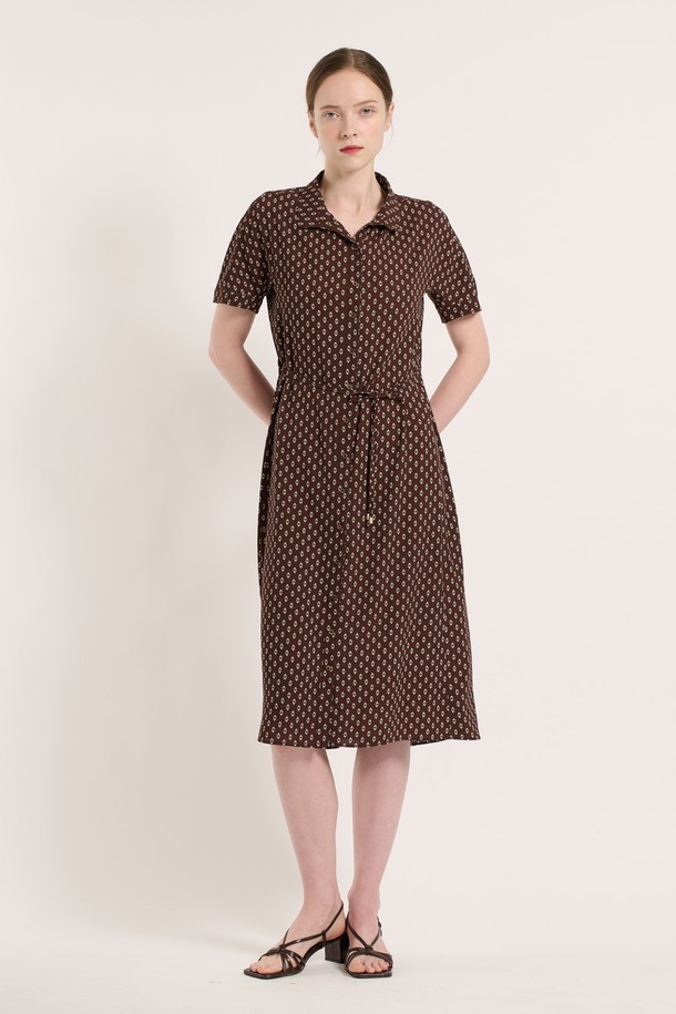 에스닉 프린팅이 돋보이는 [25SU] 에스닉 프린팅 벨티드 원피스 - BROWN B5M5O69074는 여성스러운 무드를 연출하며, 부드럽게 떨어지는 실루엣이 특징입니다. 폴리에스터 소재로 제작되어 부드러운 촉감을 자랑하며, 에스닉 패턴과 프린팅이 조화롭게 어우러져 세련된 스타일을 완성합니다. 벨트 디테일과 카라 디자인이 더해진 반소매 레귤러핏 원피스로, 일상에서 편안하면서도 돋보이는 룩을 연출할 수 있습니다.
