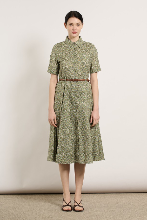 [25SU] 페이즐리 패턴 원피스는 부드러운 면 소재와 허리 벨트, 고급스러운 버튼 디테일이 돋보이는 여성용 서스펜더 원피스입니다. 카키 색상의 페이즐리 패턴이 세련된 무드를 더하며, 슬림한 핏으로 다양한 체형에 잘 어울립니다. 통기성이 뛰어나 여름철 데일리룩은 물론 특별한 날에도 편안하게 착용할 수 있습니다.
