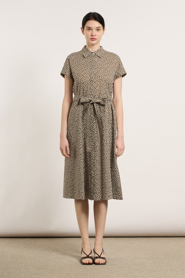 [25SU] 스몰 플라워 프린팅 원피스는 브라운 또는 네이비 컬러의 면 소재로 제작되어 여름철 데일리룩에 적합합니다. A라인 실루엣과 플라워 패턴이 우아하면서도 캐주얼한 분위기를 연출하며, 허리 리본 디테일과 독특한 소매 디자인으로 포인트를 더했습니다. 활동성을 높인 디자인으로 편안하게 착용할 수 있는 반소매 원피스입니다.
