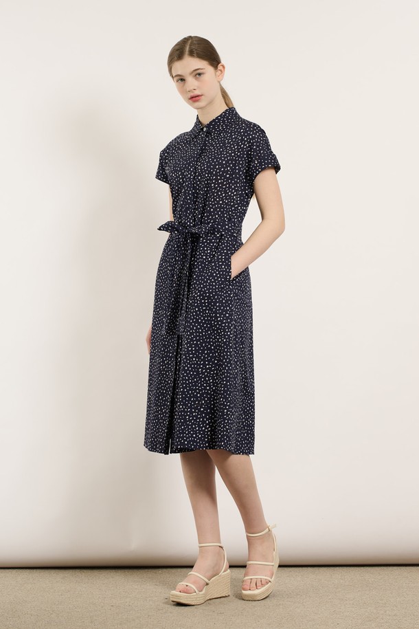 [25SU] 스몰 플라워 프린팅 원피스는 네이비 색상의 잔잔한 플라워 패턴이 돋보이는 여성용 여름 원피스입니다. 면 소재로 얇고 부드러운 촉감을 자랑하며, 셔츠칼라와 반소매 디자인으로 우아하고 클래식한 무드를 연출합니다. 허리 라인을 강조하는 디자인과 자연스럽게 퍼지는 A라인 실루엣, 벨트 디테일까지 더해져 일상 또는 데이트룩으로 제격입니다.

