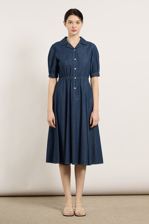 [25SU] 더블 카라 데님 원피스는 클래식하면서 캐주얼한 무드를 연출하며, 일상이나 모임에 활용하기 좋습니다. 인디고 컬러의 면 소재로 제작되었으며, 더블 카라와 버튼 다운 스타일이 특징입니다. 소매 절개 라인 및 허리 셔링 디테일, 우아한 핏이 돋보이는 반소매 여름 데님 원피스입니다.
