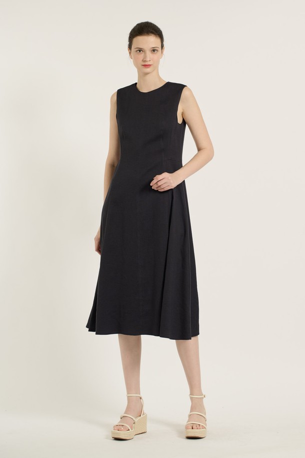 [25SU] 린넨 슬리브리스 원피스는 네이비 색상의 무지 패턴으로, 여름 시즌에 시원하게 착용하기 좋은 린넨 혼방 소재의 여성용 플레어 원피스입니다. 자연스러운 핏과 라운드넥 디자인이 특징이며, 통기성이 우수하고 안감이 있어 쾌적한 착용감을 제공합니다. 간결한 디자인과 깔끔한 실루엣으로 오피스룩은 물론 데이트룩, 브런치룩, 데일리룩 등 다양한 용도로 활용하기 좋습니다.
