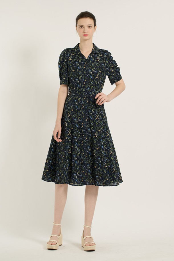 [25SU] 플라워 엠보 원피스는 여성스러운 실루엣을 연출하는 네이비 컬러의 플라워 엠보 원피스입니다. 면과 폴리에스터 혼방 소재로 제작되어 편안한 착용감을 선사하며, A라인 핏과 반소매 디자인으로 시원하고 우아한 분위기를 자아냅니다. 벨트 디테일과 엠보싱 텍스처가 더해져 밋밋하지 않게 포인트를 주며, 안감이 있어 비침 걱정 없이 여름철 일상에서 활용하기 좋습니다.
