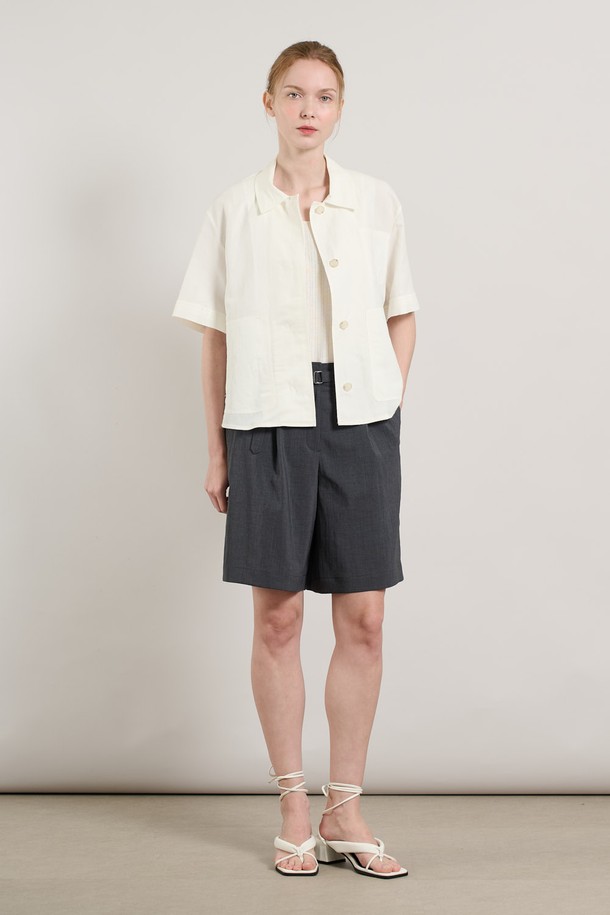 [25SU] 반소매 셔츠카라 린넨 자켓 - WHITE A5M4J13910은 여름철 시원하게 착용 가능한 여성용 린넨 자켓입니다. 셔츠형 카라와 버튼 여밈 방식으로 깔끔한 디자인을 연출하며, 레귤러핏과 레귤러 기장으로 편안한 착용감을 제공합니다. 얇은 두께감과 뻣뻣한 린넨 소재 특유의 질감으로 미니멀하고 베이직한 스타일을 완성합니다.
