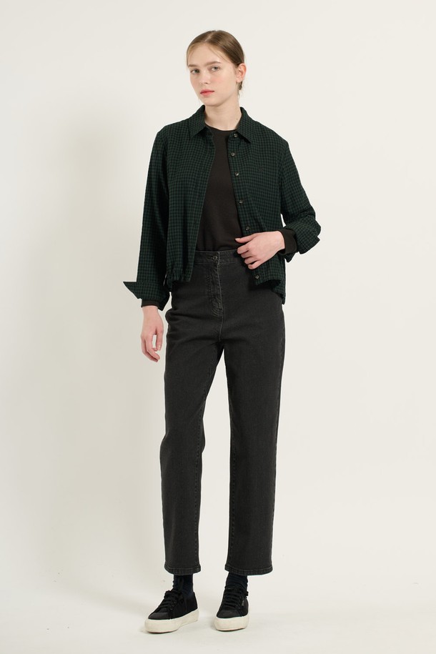 [24WT] 체크 스트링 블라우스는 여성용 블라우스로, 세련된 스타일을 연출합니다. 그린과 레드 두 가지 색상으로 출시되었으며, 겨울철 일상복으로 활용하기 좋습니다. 면과 모 혼방 소재로 제작되어 부드러운 촉감을 선사하며, 레귤러핏에 셔츠 칼라 디자인입니다. 허리 및 밑단 스트링 디테일로 핏 조절이 가능하여, 데이트룩, 겨울 데일리룩, 모임룩 등 다양한 TPO에 활용할 수 있습니다. 클래식, 미니멀, 로맨틱 스타일을 즐겨 입는 분들께 추천합니다.
