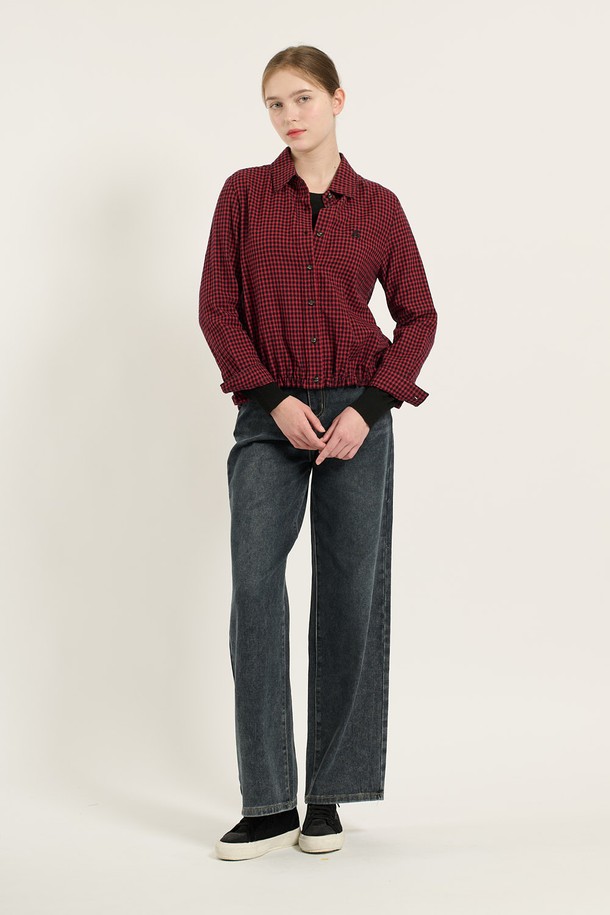 [24WT] 체크 스트링 블라우스는 세련된 무드의 여성 블라우스입니다. 면과 모 혼방의 부드러운 소재로 제작되어 겨울철에도 따뜻하게 착용할 수 있습니다. 칼라넥 라인에 긴 소매 기장이며, 밑단 스트링과 허리 스트링 디테일로 스타일과 핏을 조절할 수 있습니다. 체크 패턴이 돋보이며, 레드와 그린 두 가지 컬러로 만나보실 수 있습니다. 데일리룩, 모임룩, 데이트룩 등 다양한 TPO에 클래식, 미니멀, 캐주얼 스타일로 연출하기 좋습니다.
