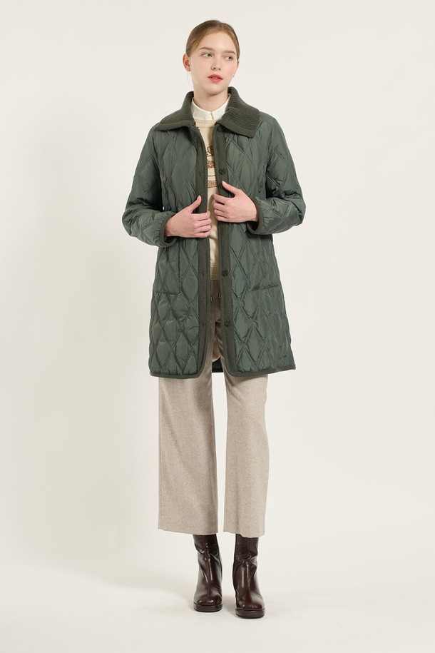 [24WT] 니트 블록 퀼팅 구스 다운 - PETROL (페트롤) B4D9F80347은 모던하고 클래식한 무드의 여성용 구스다운 아우터입니다. 겨울철 데일리룩에 적합하며, 롱 기장의 레귤러핏으로 디자인되었습니다. PETROL(페트롤)과 BROWN(브라운) 두 가지 색상으로 출시되었으며, 니트 블록 퀼팅 디테일이 특징입니다. 부드러운 촉감의 폴리에스터, 모, 나일론, 캐시미어 혼방 소재로 제작되었으며, 구스다운 충전재(솜털 80%, 깃털 20%)를 사용하여 보온성을 높였습니다. 긴 소매와 집업 여밈 방식, 양쪽 포켓 디테일로 실용성을 더했습니다.
