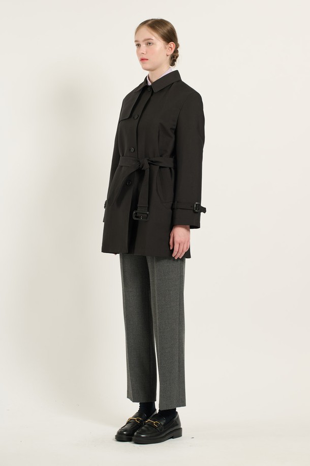 [24WT] 벨티드 라이너 트렌치 코트 - BLACK B4D9N70199는 여성용 트렌치 코트로, 가을, 겨울, 초봄에 착용하기 좋습니다. 블랙과 다크베이지 두 가지 색상으로 출시되었으며, 미디엄 기장의 레귤러핏으로 클래식하고 미니멀한 스타일을 연출합니다. 버튼과 벨트 여밈 방식에, 벨트 디테일과 소매 버클 디테일이 더해져 세련된 느낌을 줍니다. 안감에는 내부 라이너가 부착되어 실용적인 보온성을 제공하며, 출근룩, 오피스룩, 겨울 데일리룩에 모두 잘 어울립니다.
