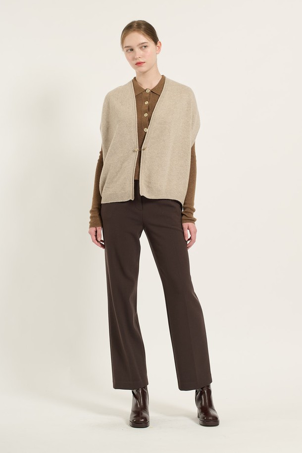 [24WT] 홀가먼트 베스트 - LIGHT BEIGE B4D9K50571는 부드러운 촉감의 모 90%, 캐시미어 10% 혼방 소재로 제작된 여성용 베스트입니다. 간절기에 착용하기 좋으며, 미니멀하고 베이직한 스타일을 연출할 수 있습니다. 브이넥 디자인에 얇은 두께감으로 가볍게 걸칠 수 있으며, 전면 중앙의 탈부착 가능한 브로치 디테일이 특징입니다. 목이 답답하지 않아 편안하며, 유연한 짜임으로 자연스러운 핏을 선사합니다. 데이트룩, 카페룩, 모임룩 등 다양한 TPO에 클래식하면서도 미니멀한 스타일을 더할 수 있습니다.
