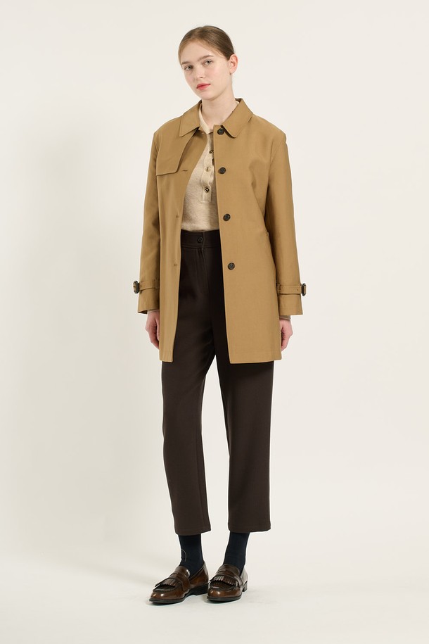 [24WT] 벨티드 라이너 트렌치 코트 - 다크 베이지 B4D9N70173는 여성용 아우터로, 간절기에 착용하기 좋은 트렌치 코트입니다. 다크 베이지와 블랙 두 가지 색상으로 제공되며, 클래식한 디자인과 무지 패턴이 특징입니다. 레귤러핏으로 제작되었으며, 허리 벨트와 소매 버클 디테일, 클래식한 버튼, 라이너를 포함하여 보온성과 스타일을 모두 갖췄습니다. 폴리에스터, 레이온, 폴리우레탄 혼방 소재로 부드러운 촉감을 선사하며, 일상 및 격식 있는 자리에 모두 잘 어울립니다. 오피스룩, 모임룩, 데이트룩 등 다양한 TPO에 맞춰 클래식, 미니멀, 시크한 스타일을 연출할 수 있습니다.
