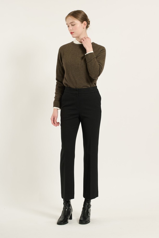 **[24WT] 스판 부츠컷 팬츠 - BLACK B4D9P37199**는 여성 고객을 위한 겨울철 필수 아이템입니다. 시크하고 클래식한 스타일을 연출하며, 일상, 오피스룩, 모임룩 등 다양한 TPO에 활용 가능합니다. 블랙과 M 그레이 두 가지 색상으로 만나볼 수 있으며, 다리를 길고 슬림하게 연출해 주는 부츠컷 핏이 특징입니다. 폴리우레탄과 레이온 혼방 소재로 제작되어 유연한 촉감과 뛰어난 활동성을 제공하며, 내구성과 형태 유지력 또한 우수합니다.
