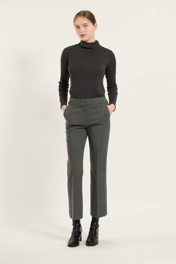 [24WT] 스판 부츠컷 팬츠 - M GRAY (B4D9P37116)는 여성용 부츠컷 팬츠입니다. M GRAY 컬러로, 겨울철 데일리룩, 오피스룩, 모임룩에 모두 잘 어울리는 클래식, 미니멀, 시크 스타일의 바지입니다. 폴리우레탄과 레이온 혼방 소재로 제작되어 높은 스판성을 자랑하며, 허리부터 허벅지까지 슬림하게 잡아주는 핏으로 다리가 길어 보이는 효과를 줍니다. 무릎 아래로 자연스럽게 퍼지는 부츠컷 실루엣으로 편안하면서도 세련된 스타일을 연출할 수 있습니다.
