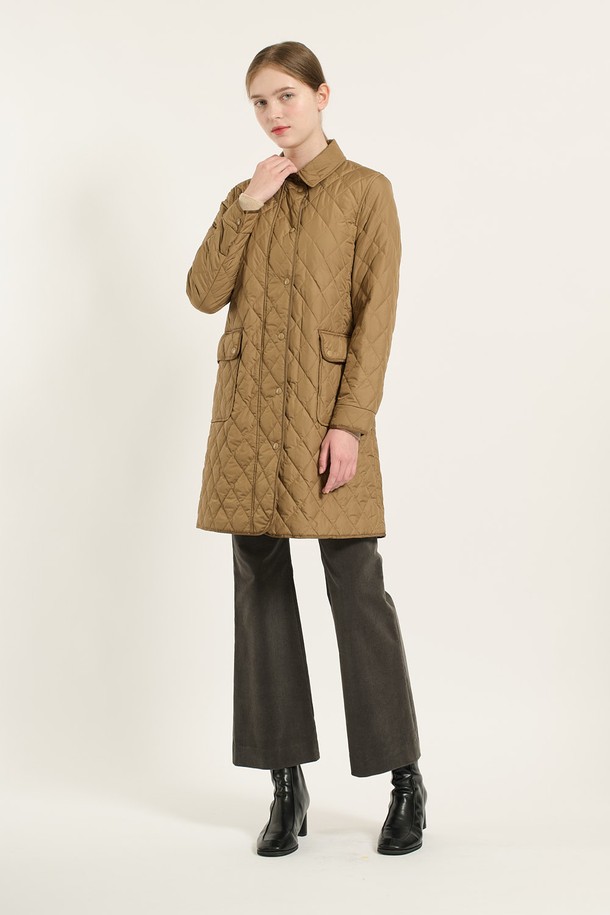 [24WT] 클래식 롱 퀼팅 - 브라운 B4D9R15274는 여성용 아우터로, 가을과 겨울에 어울리는 퀼팅 점퍼입니다. 베이직하고 클래식한 스타일의 슬림핏 롱 기장으로, 브라운 컬러가 돋보입니다. 부드러운 폴리에스터 소재에 두꺼운 두께감으로 포근함을 더하고, 단추 여밈 방식과 긴 소매 디자인으로 보온성을 높였습니다. 일상과 산책룩에 모두 잘 어울리며, 포켓 디테일과 가벼운 착용감, 풍성한 볼륨감을 갖춘 실용적인 아이템입니다.
