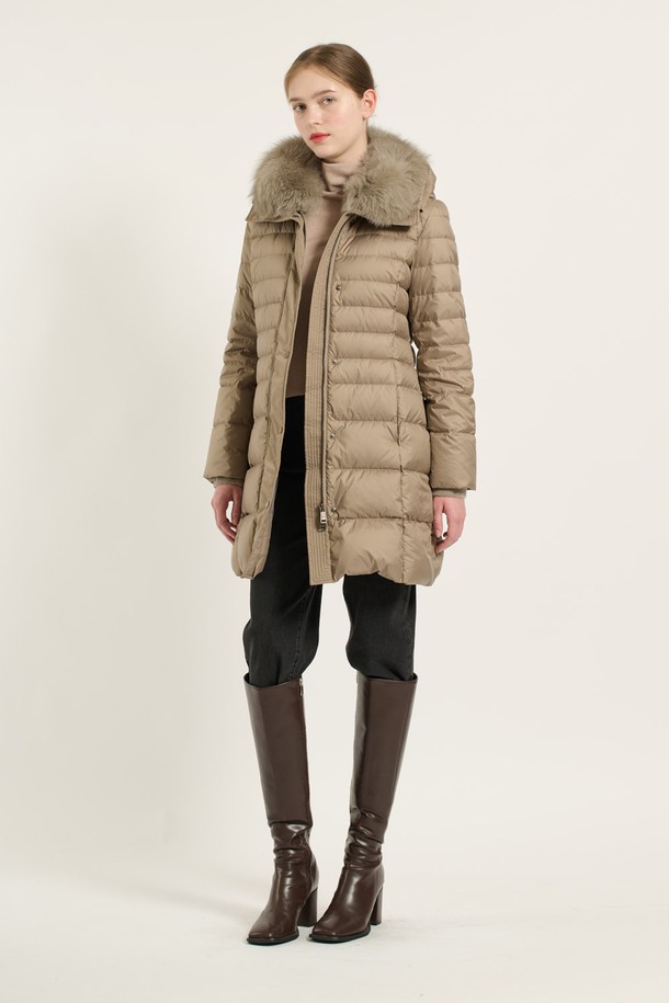 [24WT] 폭스퍼 카라 구스 다운은 부드러운 촉감의 폴리에스터, 모, 나일론, 캐시미어, 천연모피 등 다양한 소재로 제작된 여성용 구스다운입니다. 겨울철 데일리룩을 위한 모던하고 우아한 스타일을 연출하며, 롱 기장의 레귤러핏으로 편안하게 착용할 수 있습니다. 베이지 및 다크그레이 컬러로 출시되었으며, 무지 패턴에 버튼 여밈 방식입니다. 풍성한 폭스퍼 카라 디자인과 구스다운 충전재, 양쪽 포켓으로 보온성을 높였으며 가벼운 착용감을 선사합니다.
