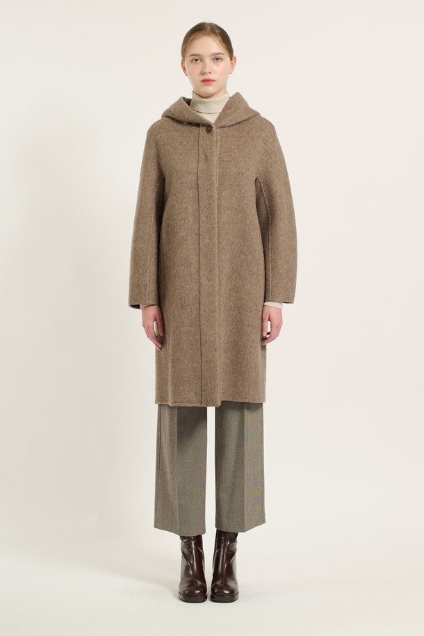 따뜻하고 세련된 겨울 데일리룩을 완성해 줄 [24WT] 후드 롱 코트입니다. 부드러운 울, 캐시미어, 폴리에스테르 혼방 소재로 제작되어 포근한 착용감을 선사하며, 롱 기장과 루즈핏으로 편안하면서도 우아한 스타일을 연출합니다. M BROWN 컬러는 고급스러운 분위기를 더하고, 깨끗하게 떨어지는 라인과 스타일리시한 소매 디테일, 실용적인 포켓으로 실용성을 높였습니다. 클래식하면서도 미니멀한 디자인으로 다양한 룩에 매치하기 용이하며, 추운 날씨에도 따뜻하고 세련된 스타일을 유지할 수 있습니다.
