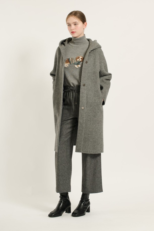 세련된 무드의 여성용 후드 롱 코트입니다. M GRAY(M 그레이), M BROWN(M 브라운) 두 가지 색상으로 출시되었으며, 가을, 겨울에 활용하기 좋습니다. 부드러운 촉감의 모, 캐시미어, 폴리에스터 혼방 소재로 제작되어, 매끄러운 핏과 두꺼운 두께로 뛰어난 보온성을 자랑합니다. 히든 버튼 여밈 방식과 후드 디테일이 특징이며, 도시적인 스타일과 미니멀, 시크한 무드를 연출합니다. 겨울 데일리룩, 모임룩, 출근룩 등 다양한 TPO에 활용해보세요.
