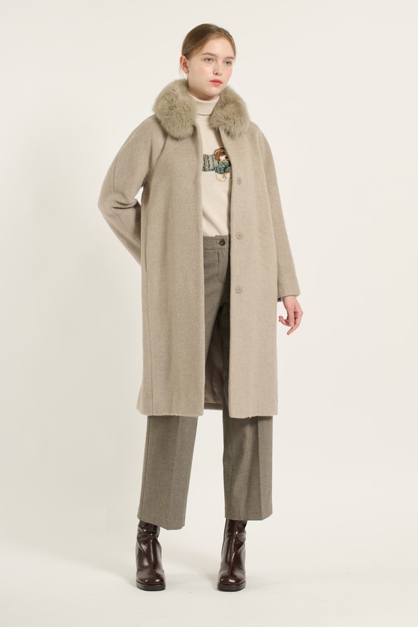 [24WT] 돌먼 라마 롱 코트 - LIGHT BEIGE (B4DAH83471)는 겨울철 우아하고 세련된 스타일을 연출하는 여성용 코트입니다. 부드러운 라마, 모, 폴리에스터 혼방 소재로 제작되어 포근하고 고급스러운 촉감을 선사합니다. 루즈핏 돌먼 스타일로 편안한 착용감을 제공하며, 볼륨감 있는 슬리브와 은은한 광택이 특징입니다. 클래식하고 미니멀한 디자인으로 다양한 룩에 활용하기 좋으며, 데이트룩, 모임룩, 겨울 데일리룩에 제격입니다. 천연모피(폭스) 배색 디테일이 돋보이는 롱 코트로, 버튼 여밈 방식으로 간편하게 착용할 수 있습니다. 안감은 폴리에스터 소재입니다.
