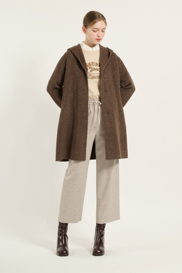 [24WT] 숄 후드 핸드메이드 코트 - M BROWN (B4DAH86379)는 겨울철 여성 데일리룩을 위한 아우터입니다. 브라운 및 그린 컬러로 출시되었으며, 캐주얼, 클래식, 미니멀 스타일을 연출할 수 있습니다. 롱 기장의 슬림핏 핸드메이드 코트로, 부드러운 촉감과 두꺼운 두께로 보온성을 높였습니다. 속 후드 디자인과 벨트 디테일이 돋보이며, 모, 폴리에스터, 캐시미어, 나일론, 면, 레이온, 아크릴 등 다양한 소재를 사용하여 제작되었습니다.
