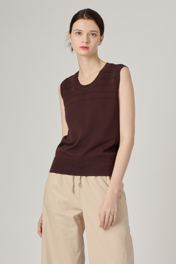 [24SU] 엠보 스트라이프 니트 슬리브리스는 다크 브라운 색상의 여성용 니트 슬리브리스로, 엠보 스트라이프 패턴이 돋보입니다. 레이온, 나일론 혼방 소재로 제작되어 부드러운 촉감을 자랑하며, 얇은 두께로 여름철 일상복으로 시원하게 착용 가능합니다. 라운드넥 디자인의 레귤러 핏으로 편안함을 더했으며, 셋업 연출이 가능합니다.
