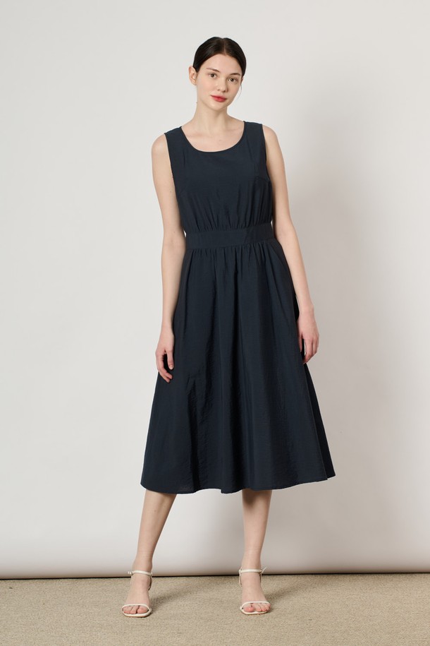 네이비 색상의 [24SU] 슬리브리스 원피스 & 블라우스 탑은 여성용으로, 레이온, 마, 면, 나일론, 폴리에스터 혼방 소재로 제작되어 여름철 일상복으로 적합합니다. 슬리브리스 원피스와 블라우스 세트로 구성되었으며, 허리 패널 봉제와 밑단 플레어 실루엣이 특징입니다. 우아한 무드의 무지 패턴 플레어 핏 원피스로, 안감이 있어 편안하게 착용할 수 있습니다.
