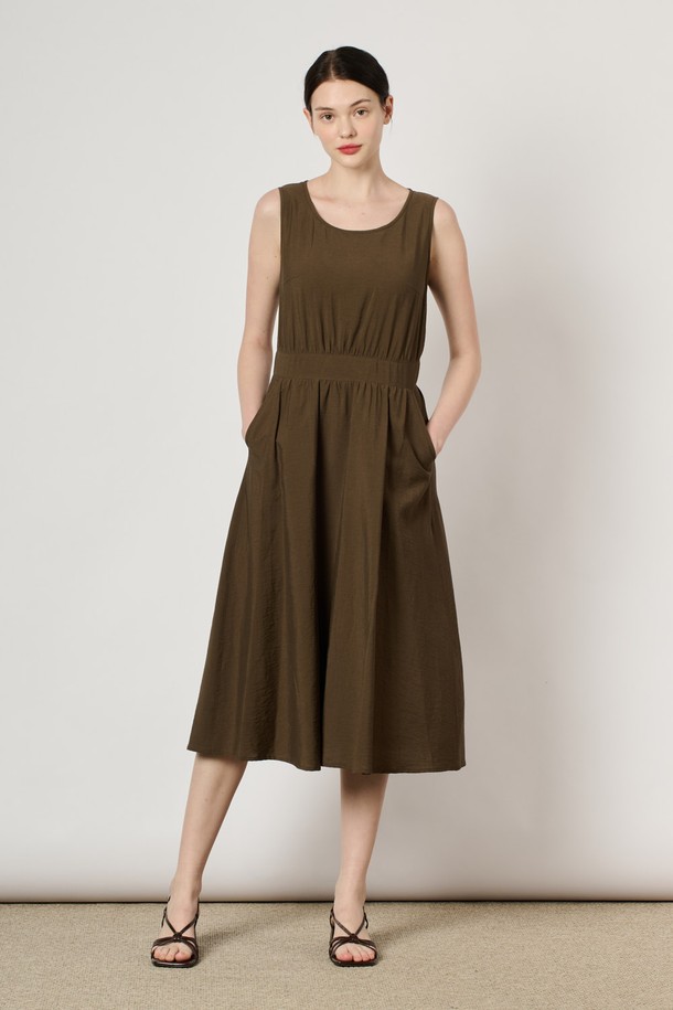 [24SU] 슬리브리스 원피스 & 블라우스 탑은 카키 브라운 색상의 여성용 슬리브리스 원피스 세트 상품입니다. 레이온, 마, 면, 나일론, 폴리에스터 혼방 소재로 제작되었으며, 무지 패턴의 플레어핏 디자인이 특징입니다. 블라우스 탑과 함께 구성되어 단독 또는 세트로 연출 가능하며, 허리 패널 봉제와 안감 디테일이 더해져 우아하고 엘레강스한 무드를 선사합니다.
