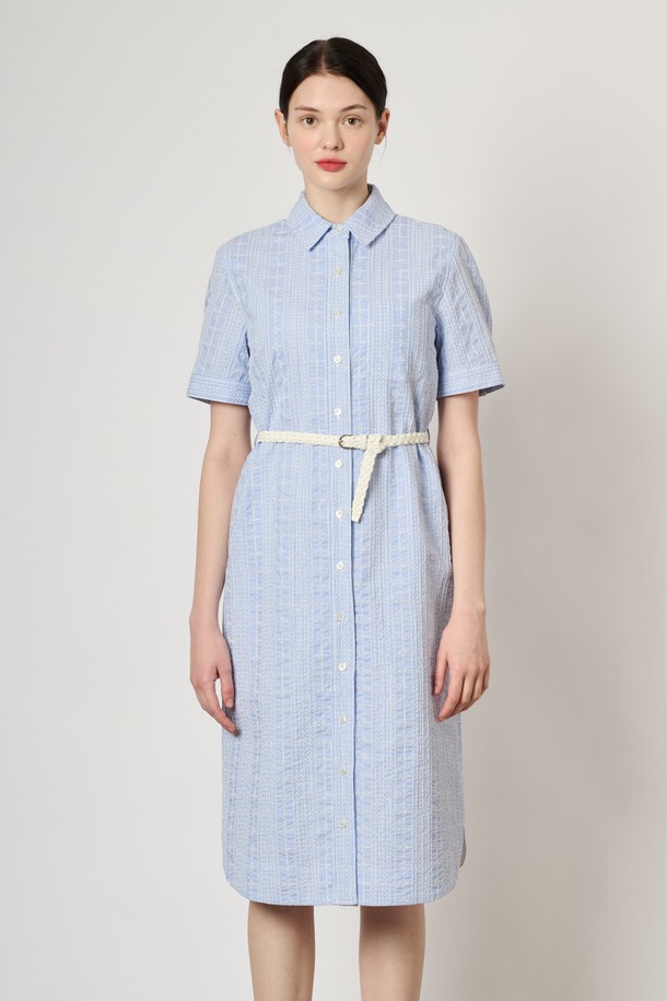 [24SU] 엠브로이더리 벨티드 원피스는 여성용 여름 원피스로, 얇은 두께감과 레귤러 핏으로 편안하게 착용할 수 있습니다. Light Blue 컬러의 엠브로이더리 패턴이 돋보이며, 클래식하고 베이직한 스타일을 연출합니다. 셔츠 원피스 디자인에 카라 네크라인과 벨트 디테일이 더해져 세련된 실루엣을 완성합니다.
