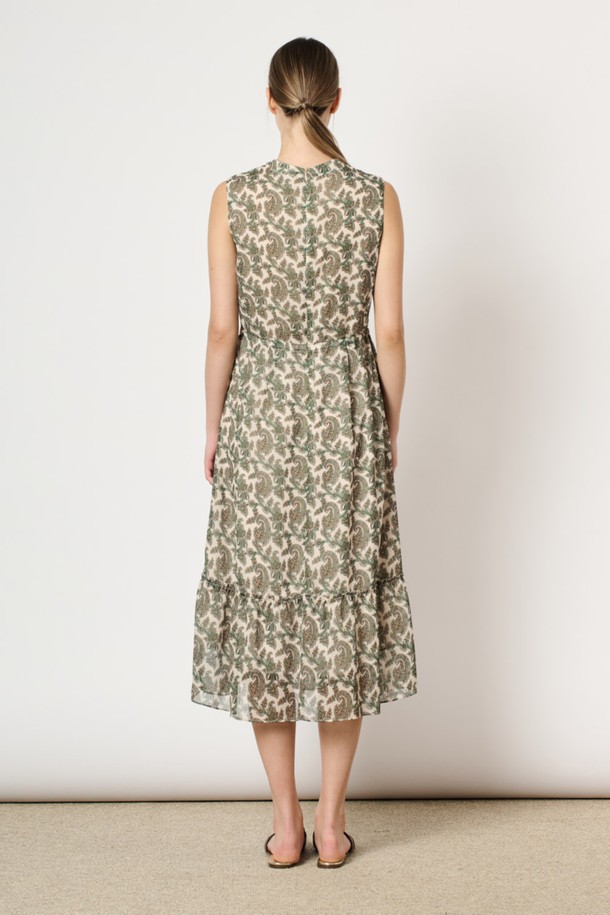 [24SU] 링클 페이즐리 프린트 원피스는 크림 색상의 폴리에스터 소재로 제작되었으며, 화려한 페이즐리 프린트가 돋보이는 여성용 민소매 원피스입니다. 부드러운 촉감과 얇은 두께로 여름철에도 시원하게 착용할 수 있으며, 플레어 실루엣과 프론트 핀턱 디테일이 더해져 우아하고 페미닌한 무드를 연출합니다. 라운드넥 디자인에 안감이 있어 편안하며, 자유로운 활동성을 보장하는 일상복으로 제격입니다.
