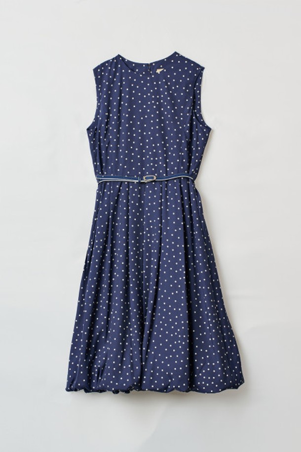 [24FA] 도트프린트 슬리브리스 원피스는 네이비 색상의 폴리에스터 소재로 제작되었으며, 우아한 무드를 연출합니다. 슬림한 상단 실루엣과 풍성한 볼륨감의 스커트가 특징이며, 도트 패턴이 돋보입니다. 벨트 옵션이 포함되어 있고, 안감은 2겹으로 되어있어 데일리룩은 물론 격식 있는 자리에도 잘 어울리는 슬리브리스 원피스입니다.
