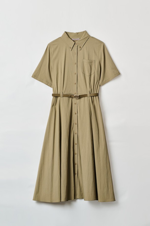 [24FA] 벨티드 핏앤플레어 원피스는 고급 소재를 사용하여 제작되었으며, 카키 색상의 우아하고 클래식한 무드를 선사합니다. 셔츠카라 디자인과 벨트 디테일이 돋보이며, 벨트는 조절이 가능하여 슬림한 상단 실루엣과 플레어 치마핏을 연출할 수 있습니다. 데일리룩은 물론 특별한 자리에도 잘 어울리는 봄, 가을 시즌 여성용 반소매 원피스입니다.
