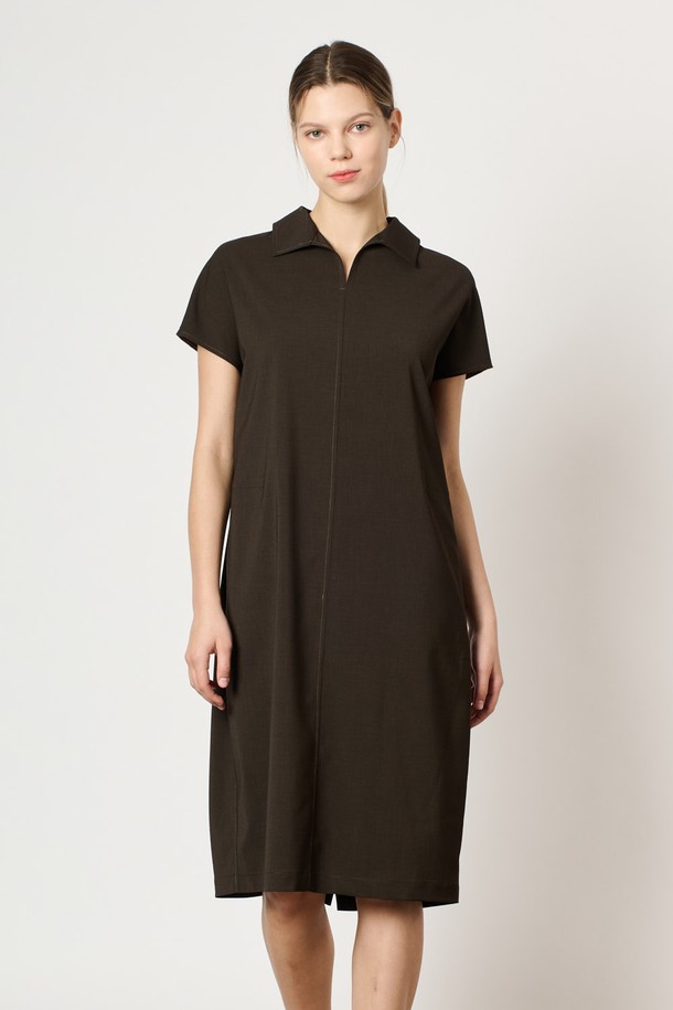 [24FA] 캡 슬리브 원피스는 브라운 색상의 여성용 캡 슬리브 원피스로, 폴리에스터, 폴리우레탄, 면 혼방 소재로 제작되었습니다. 포멀 핏에 서스카라 네크라인 디자인이며, 양 사이드 포켓과 적당한 기장감이 특징입니다. 무지 패턴으로 포멀 및 데일리룩에 모두 잘 어울리며, 세련된 스타일을 연출하기에 좋습니다.
