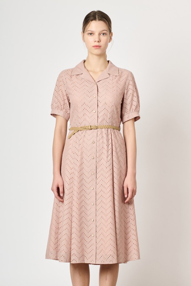 [24FA] 자수 벨티드 원피스는 라이트 핑크 색상의 면 소재 원피스로, 전면 퍼지 자수 디테일이 돋보입니다. 허리라인을 강조하는 벨트와 셔링, 볼륨 소매 디자인이 특징이며, A라인 치마 타입으로 우아하고 엘레강스한 무드를 연출합니다. 일상복으로 적합하며, 여름 시즌에 시원하게 착용할 수 있는 반소매 기장의 여성용 자수 벨티드 원피스입니다.
