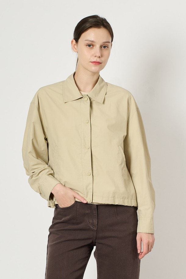 BCBG - 점퍼 - [24FA]햄라인 스트링 카라 점퍼 - Light Beige B4F7R13071