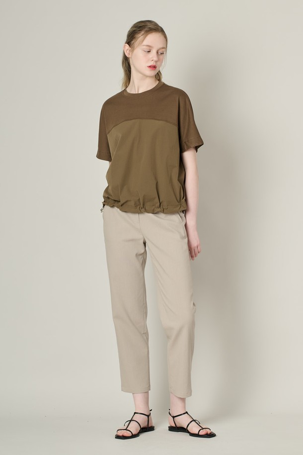 [24FA] 오버핏 텍스쳐 블록 돌먼 슬리브 티셔츠는 브라운 색상과 텍스처 패턴이 돋보이는 여성용 캐주얼 티셔츠입니다. 면, 나일론, 폴리우레탄 혼방 소재로 부드러운 촉감을 제공하며, 돌먼 소매와 오버핏 디자인으로 여유로운 실루엣과 체형 커버 효과를 선사합니다. 상단과 하단의 컬러 블록, 밑단 라운드 디자인과 드로우스트링 디테일이 특징입니다.
