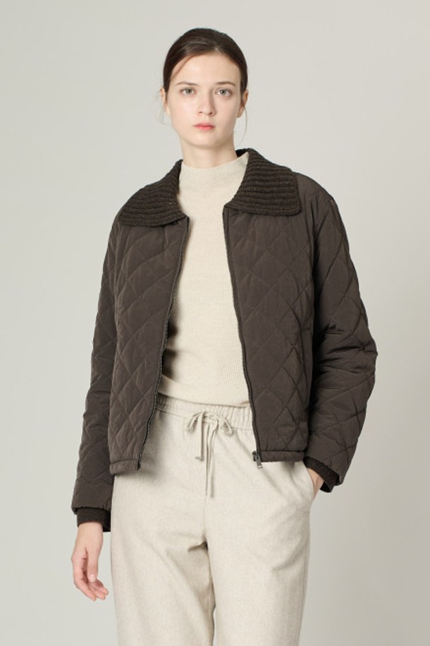 [24WT] 니트 카라 퀼팅 점퍼는 DARK BROWN과 LIGHT BEIGE 두 가지 색상으로 제공되며, 가을과 겨울에 따뜻하게 착용할 수 있는 여성용 아우터입니다. 부드러운 촉감의 폴리에스테르, 나일론, 울 혼방 소재에 퀼팅 패턴이 적용되어 캐주얼하면서도 베이직한 스타일을 연출합니다. 니트 카라 디자인, 사이드 포켓, 지퍼 클로징, 그리고 레귤러 핏으로 제작되어 편안한 착용감을 선사하며, 일상복으로 활용하기 좋습니다.

