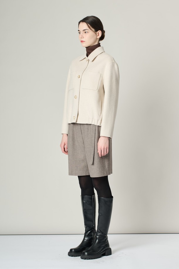 [24WT] 셔츠형 핸드메이드 재킷 - IVORY A4W9J10113는 여성용 아우터 자켓입니다. 아이보리 색상의 무지 패턴으로, 클래식하고 미니멀한 스타일을 연출합니다. 겨울철에 두꺼운 울 소재로 제작되어 부드러운 촉감을 선사하며, 크롭 기장과 셔츠 칼라, 버튼 여밈 방식, 포켓 디테일이 특징입니다. 레귤러핏으로 편안하게 착용 가능하며, 겨울 데일리룩, 오피스룩, 모임룩에 시크하게 매치할 수 있습니다.
