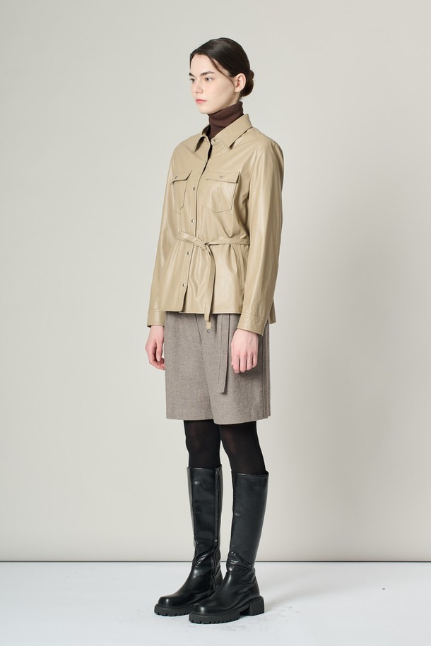 [24WT] 에코레더 벨티드 셔츠형 블라우스 - LIGHT BEIGE (라이트 베이지)는 모던하고 엘레강스한 스타일을 연출하는 여성 상의입니다. 봄, 가을에 착용하기 좋으며, 셔츠 칼라와 슬림핏 디자인이 특징입니다. 부드러운 촉감의 폴리우레탄, 폴리에스터 혼방 소재로 제작되었으며, 벨트 디테일과 투 포켓 디자인이 돋보입니다. 안감이 있어 편안하게 착용 가능하며, 스냅으로 여밈 방식을 제공합니다. 오피스룩, 출근룩, 모임룩 등 다양한 TPO에 클래식, 미니멀, 시크한 무드로 활용하기 좋습니다.
