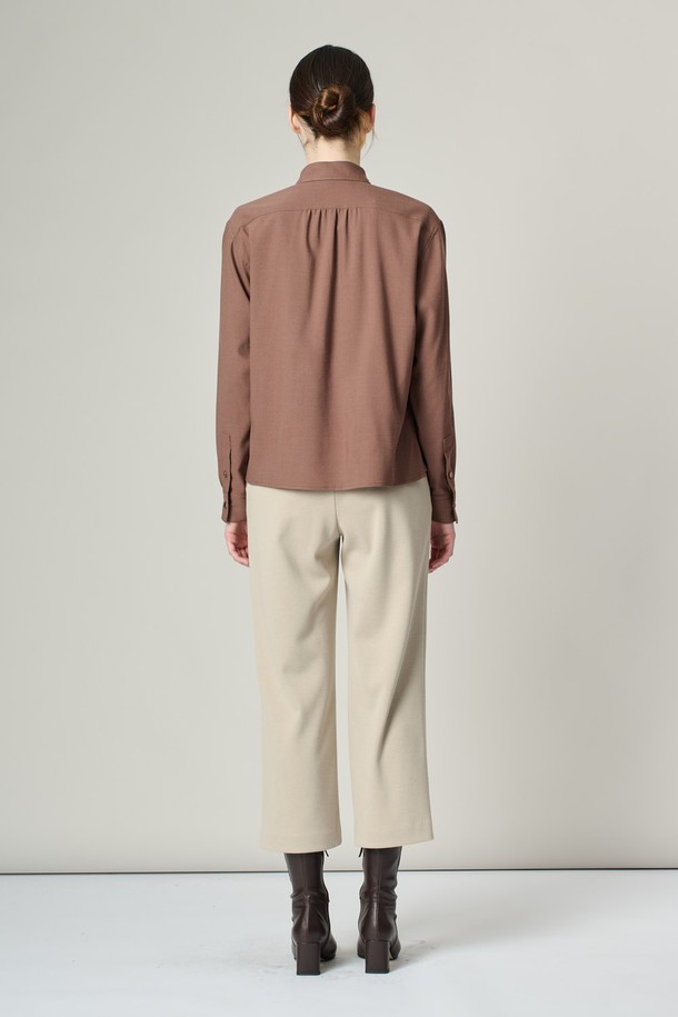 [24WT] 셔츠형 솔리드 브라우스 - 세피아 A4W9B40176는 여성용 셔츠형 솔리드 브라우스입니다. 가을, 겨울 시즌에 어울리는 미니멀하고 캐주얼한 스타일로, 차이나칼라와 긴 소매 기장이 특징입니다. 부드러운 촉감의 레이온, 폴리에스터, 울, 폴리우레탄, 면 혼방 소재로 제작되었으며, 레귤러핏으로 편안하게 착용 가능합니다. 세피아, 다크 그린 두 가지 색상으로 만나볼 수 있으며, 왼쪽 가슴 포켓과 앞면, 소매, 밑단 버튼 디테일로 포인트를 더했습니다. 출근룩, 오피스룩, 겨울 데일리룩 등 다양한 TPO에 활용할 수 있습니다.
