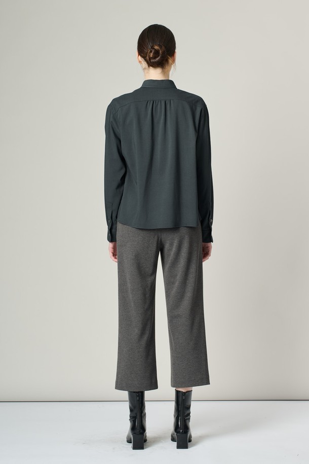 [24WT] 셔츠형 솔리드 브라우스 - 다크 그린은 베이직한 스타일의 여성 셔츠/블라우스입니다. 겨울철에 어울리는 긴 소매의 레귤러핏 셔츠로, 차이나칼라와 버튼다운 디자인이 특징입니다. 다크 그린 컬러의 무지 패턴으로, 일상, 출근룩, 오피스룩 등 다양한 TPO에 활용하기 좋습니다. 클래식, 미니멀, 캐주얼 스타일을 모두 소화할 수 있는 활용도 높은 아이템입니다.
