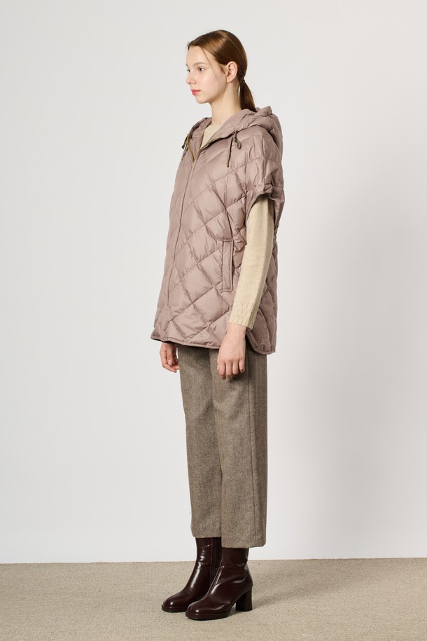 BCBG - 베스트 - [24WT] 퀼팅 케이프 구스 점퍼 - DARK BEIGE B4WAF51073