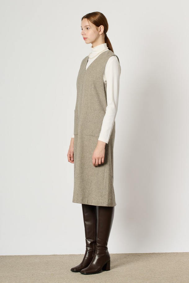 [24WT] 브이넥 점퍼형 원피스 - M GRAY B4WAO63516은 여성용으로, 겨울철 일상에서 우아하고 고급스러운 스타일을 연출할 수 있는 제품입니다. 모, 나일론, 폴리에스터, 레이온, 폴리우레탄 혼방 소재로 제작되어 두께감이 있고 부드러운 촉감을 자랑하며, 안감과 포켓 디테일이 더해져 실용성을 높였습니다. 무지 패턴의 A라인 루즈핏 점퍼형 원피스로, 브이넥 디자인과 긴소매가 특징이며 깔끔한 실루엣을 선사합니다.
