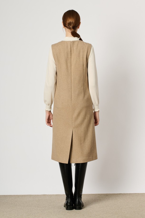 [24WT] 브이넥 점퍼형 원피스는 부드러운 촉감의 모, 나일론, 폴리우레탄, 폴리에스터, 레이온 혼방 소재로 제작되어 따뜻하고 편안한 착용감을 선사합니다. 심플하고 세련된 디자인의 H라인 핏에 무지 패턴과 긴 소매, 두꺼운 두께감으로 겨울철 격식 있는 자리와 일상에서 모두 활용 가능하며, 넉넉한 포켓 디테일로 실용성을 더했습니다. M BEIGE 및 M GRAY 두 가지 색상으로 만나볼 수 있으며, 다양한 아이템과 손쉽게 매치하여 스타일리시한 연출이 가능합니다.
