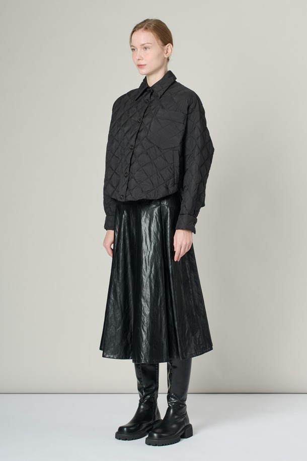 [25SS] 셔츠형 덕 재킷 - BLACK A5S1G87099는 여성용 아우터로, 봄 시즌에 착용하기 좋은 덕 재킷입니다. 블랙과 카멜 두 가지 색상으로 출시되었으며, 일상, 출근룩, 오피스룩, 모임룩 등 다양한 TPO에 매치하기 좋습니다. 퀼팅 패턴의 슬림핏 디자인으로 스마트하고 클래식한 스타일을 연출하며, 가볍고 부드러운 착용감을 선사합니다. 긴 소매에 버튼 여밈 방식이며, 오리 솜털 90%, 오리 깃털 10%의 충전재와 폴리에스터 안감으로 보온성을 더했습니다.
