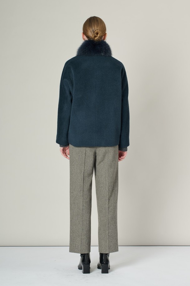 [24WT] 폭스퍼 카라 알파카 프렌드 재킷 - DARK BLUE A4WBH84154는 여성용 아우터 자켓입니다. 다크 블루 컬러의 무지 패턴으로 엘레강스하고 클래식한 스타일을 연출하며, 겨울 시즌에 적합합니다. 부드러운 촉감의 알파카 소재로 제작되었으며, 두꺼운 두께감과 긴 소매, 크롭 기장의 디자인이 특징입니다. 폭스퍼 카라 디테일이 고급스러움을 더하며, 버튼 여밈 방식으로 간편하게 착용할 수 있습니다. 데일리룩, 오피스룩, 모임룩 등 다양한 TPO에 클래식, 미니멀, 시크한 스타일을 완성해보세요.
