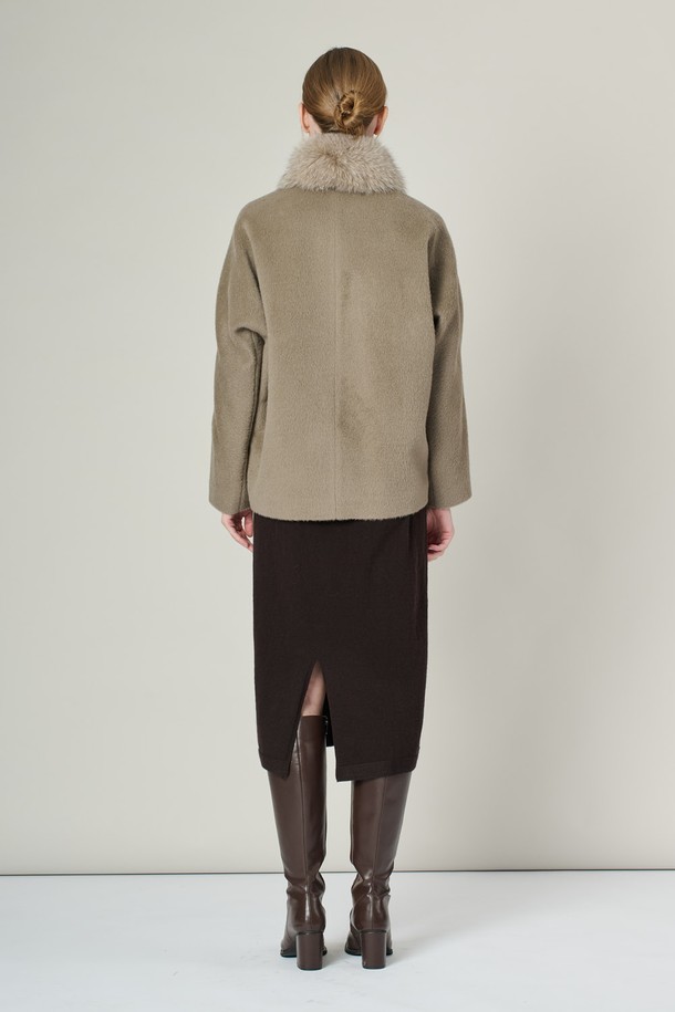 [24WT] 폭스퍼카라 알파카 프렌드 재킷은 부드러운 촉감과 두꺼운 두께감으로 겨울철 따뜻하게 착용할 수 있는 여성 자켓입니다. 클래식하고 엘레강스한 무드를 연출하며, 무지 디자인에 루즈핏으로 편안한 착용감을 선사합니다. 고급스러운 폭스퍼 카라 디테일과 내추럴 드레이핑 라인이 돋보이며, 울과 알파카 혼방 소재로 제작되었습니다. 오피스룩, 모임룩, 겨울 데일리룩 등 다양한 TPO에 활용할 수 있으며, 클래식, 미니멀, 시크한 스타일을 연출하기 좋습니다.
